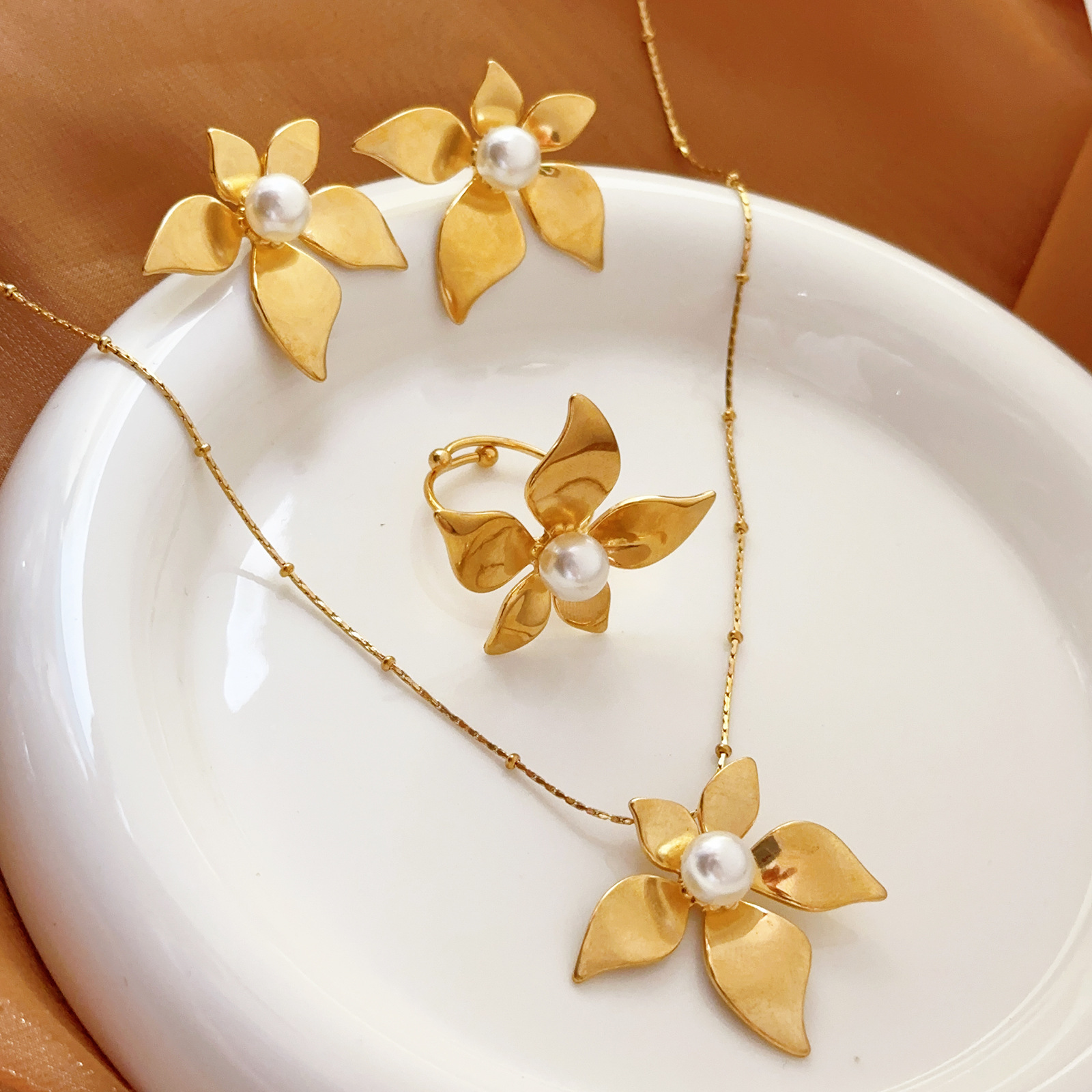 Pendientes de acero de titanio simples europeos y americanos, diseño exagerado, lujo ligero, nuevas flores de perlas, pendientes de acero inoxidable de alta calidad