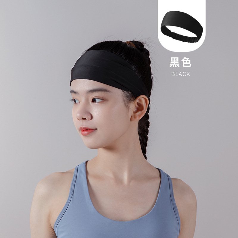 運動ヘアバンドの女性は汗を吸ってランニングします。|undefined