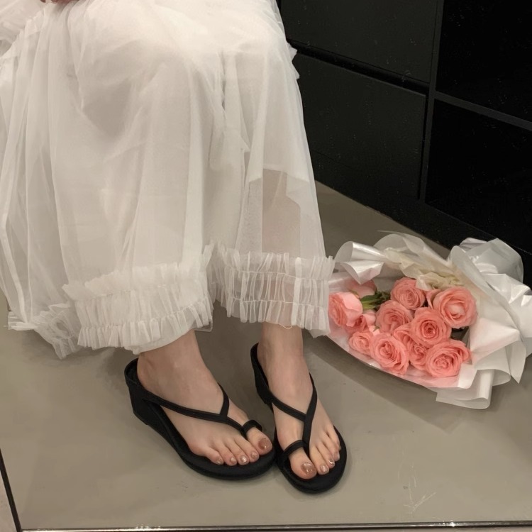 Elegant Silver Wedge Flip-flops For Women Summer Toe Separator_voghion.com