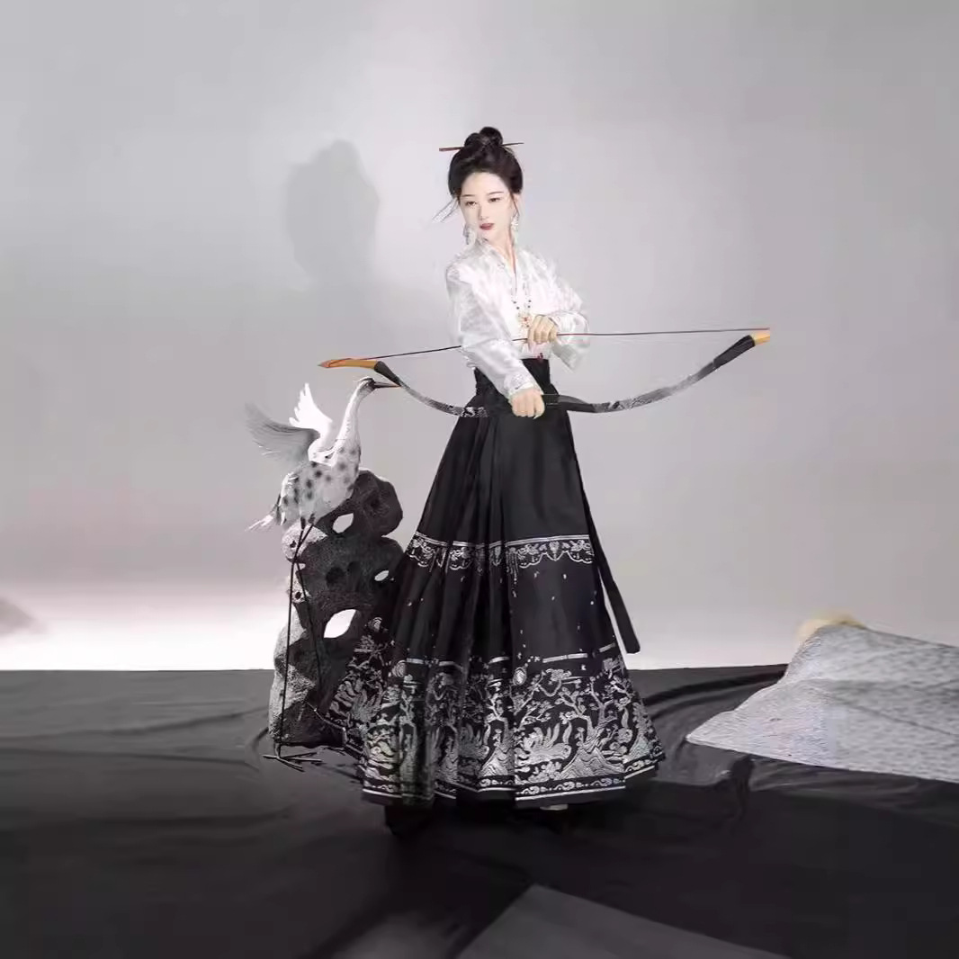 Original Ming Dynasty style horse-face skirt, Chinese style half-length skirt, mother-of-pearl inlaid iridescent skirt, new Chinese style Hanfu women's improved daily wear set for summer.