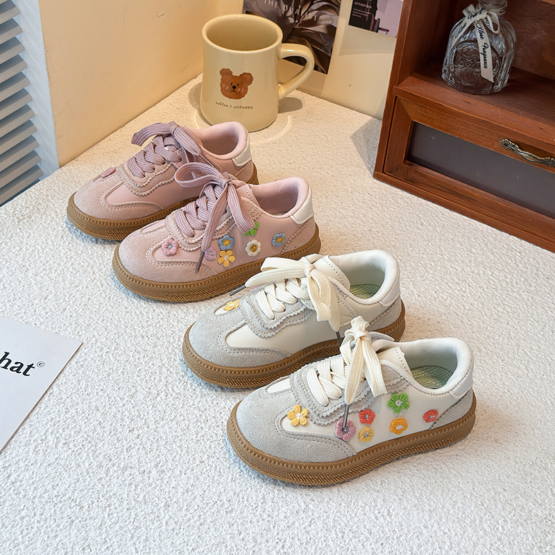 Zapatos deportivos de niñas para niños flores extranjeras zapatos de skate de otoño 2026 nuevos zapatos casuales de niñas con suela suave zapatos de entrenamiento alemán