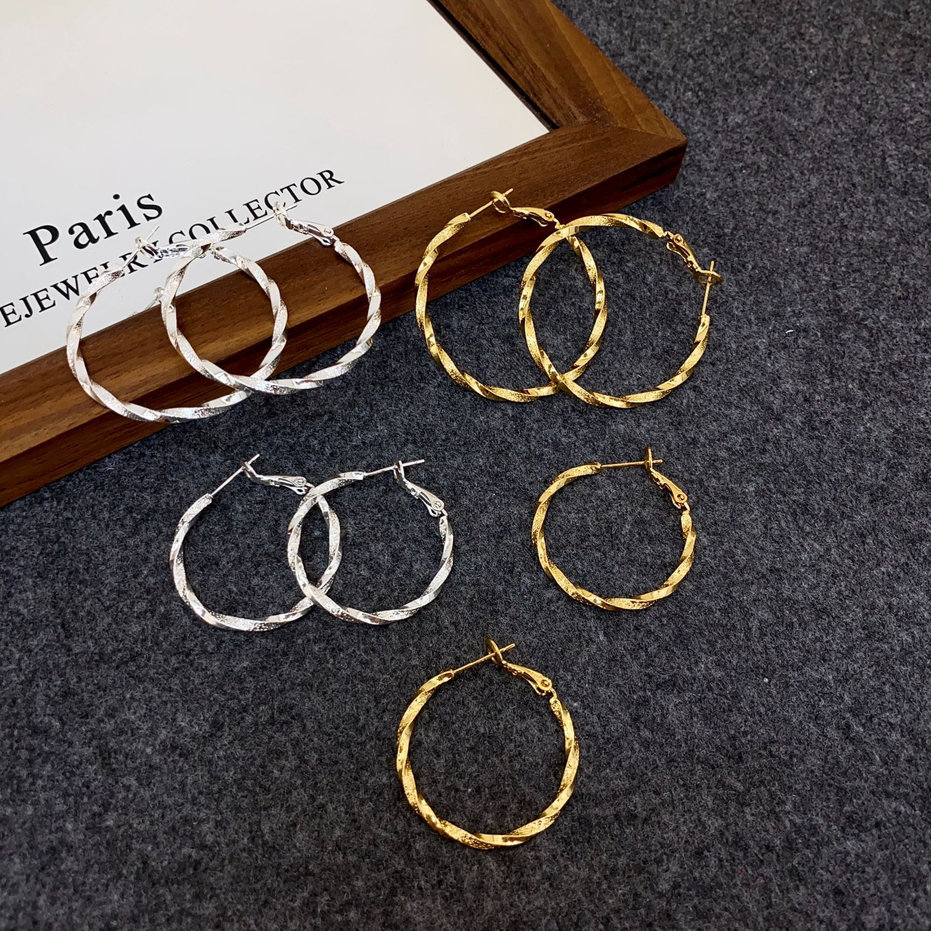 Copper Gold-Plated European and American Style High-End Round Spiral Hoop Earrings for Women, New Light Luxury Elegant Fashion Earrings
