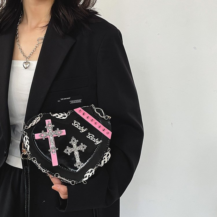 Nueva moda de Las Mujeres oscuras bolsa de la muchacha caliente en forma de corazón de moda bolso de hombro fresco personalidad remache punk Cruz bolsa de mensajero
