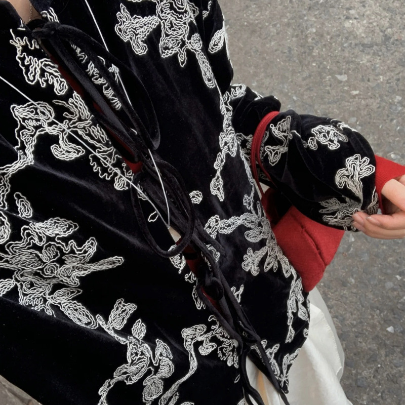 2025 Early Spring New Arrival New Chinese Style Black Velvet Embroidered Collar Strap Lantern Sleeve Coat Cardigan Women