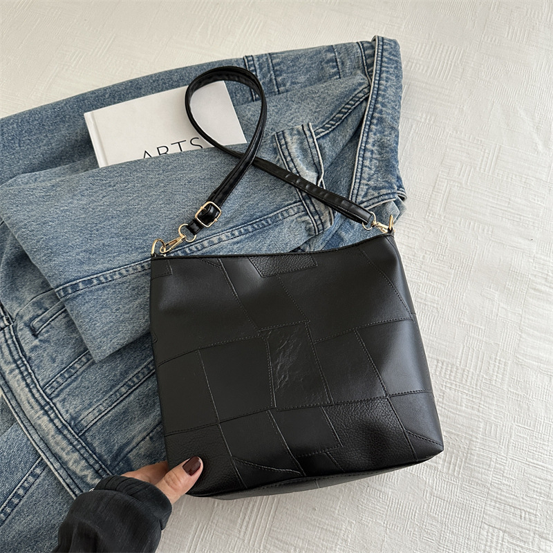 Bolso de alta sensación para mujeres nuevo verano 2024 moda extranjera empalme bolso de hombro de gran capacidad bolso de cubo de agua