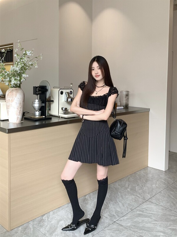 小众蕾丝拼接条纹连衣裙女夏季2025新款收腰显瘦气质时尚百褶短裙|undefined