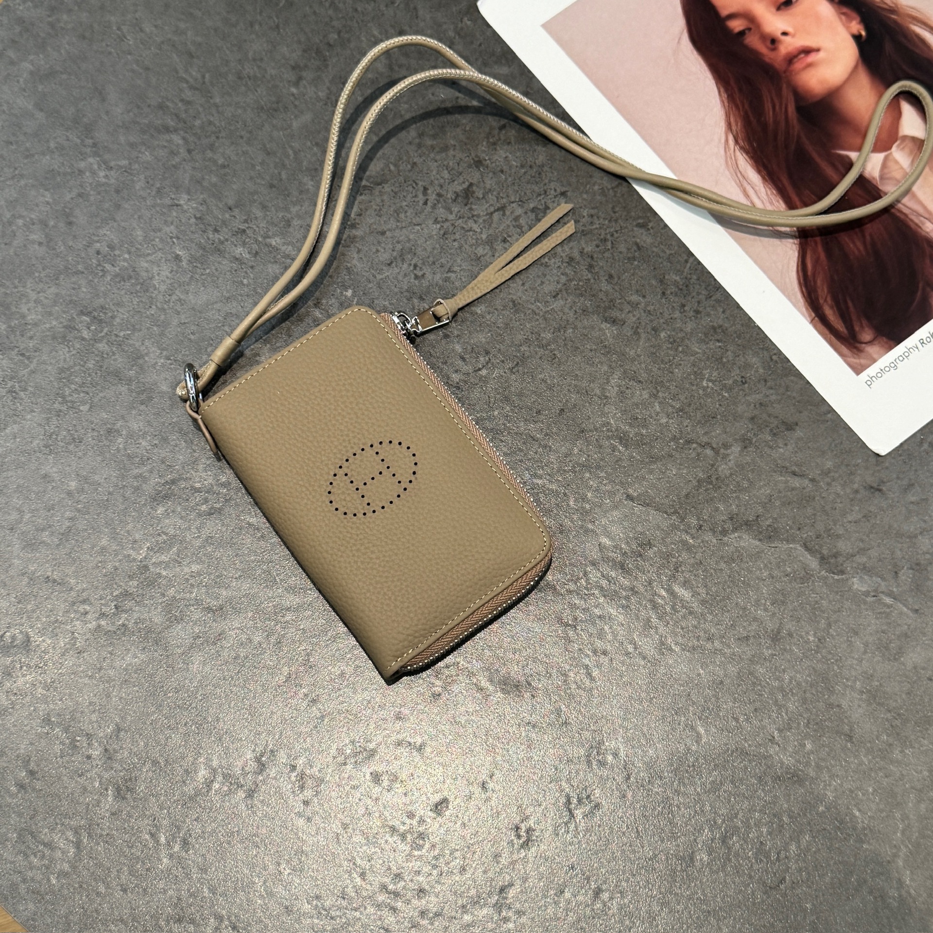 카키-라이치 패턴(가죽)