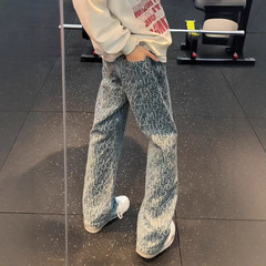 水色のアルファベットのジャカードがいっぱいになっています。