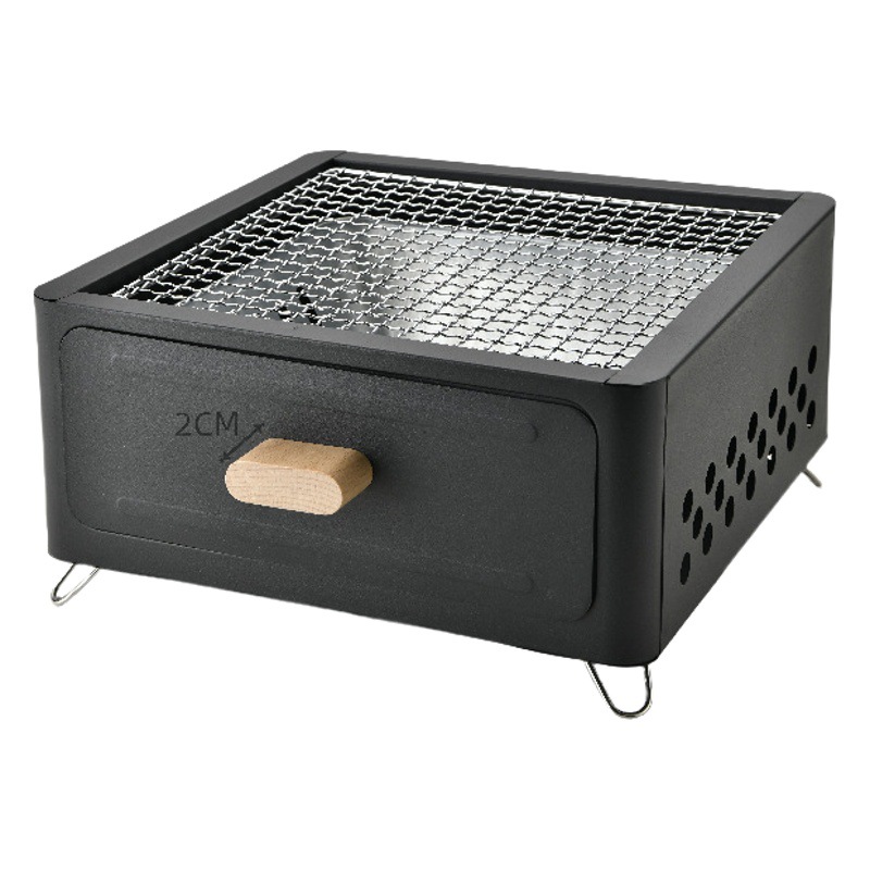 Una estufa con una sartén para hacer té en una estufa doméstica, un conjunto completo de parrillas para barbacoa portátiles al aire libre, parrillas para asar y asar para acampar