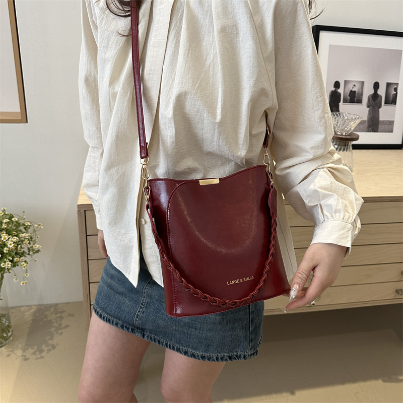 Niche Zhong bolso de brazo para mujeres 2024 nuevo otoño invierno textura alta Maillard viaje bolso de hombro bolso de balde