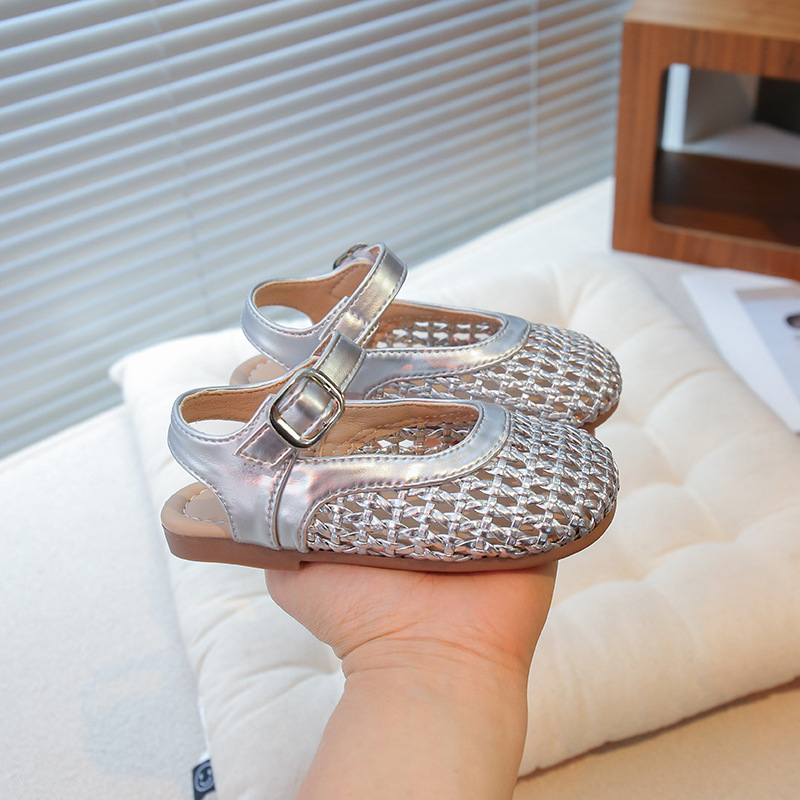 Sandálias de niñas trenzadas 2026 verano nuevos zapatos infantiles zapatos princesa zapatos de bebé con suela suave
