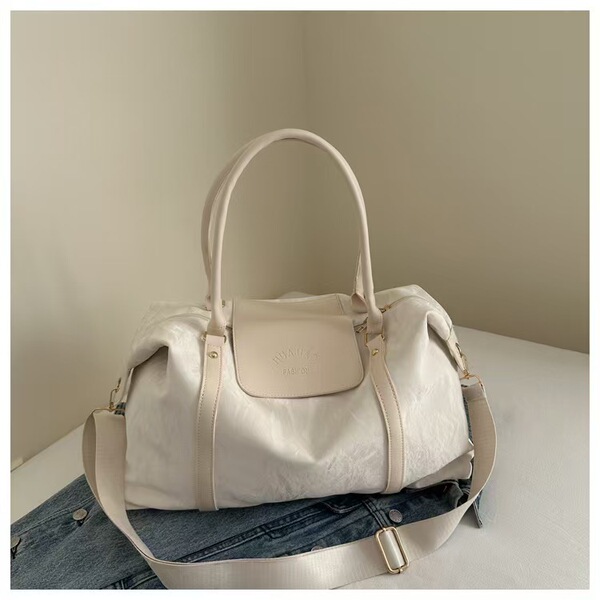 Capacious travel bag