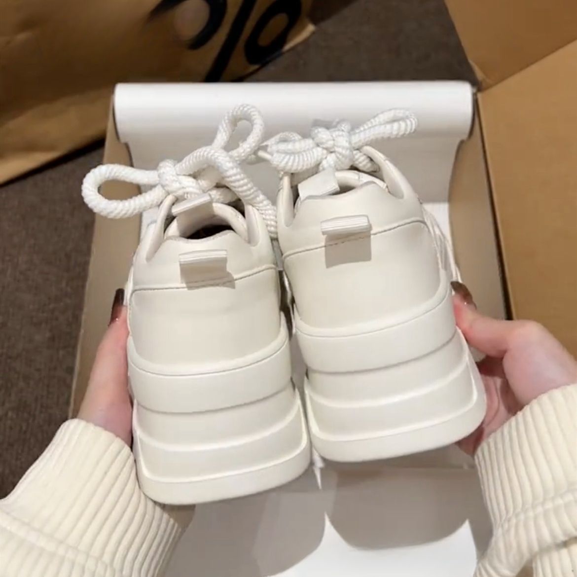 Pequeño aumento de altura recomendado 2025 primavera y otoño nuevo muffin zapatos de suela gruesa zapatos blancos pequeños zapatos de skate casual para niñas