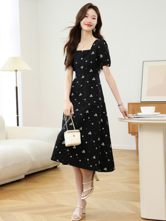 Đầm maxi nữ thắt eo cổ vuông họa tiết hoa đen chất liệu voan mềm mại — Hoa màu đen