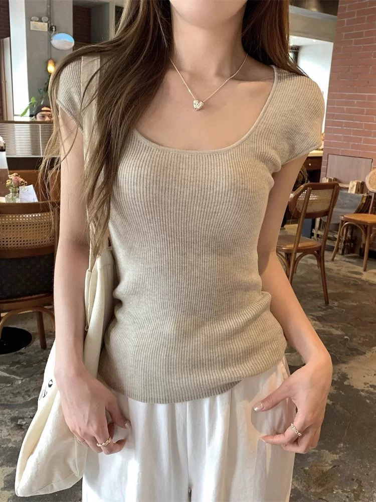 Стильная тонкая трикотажная футболка с короткими рукавами и U-образным вырезом овсяного цвета для женщин, лето 2025, универсальный однотонный топ с открытым ключицей