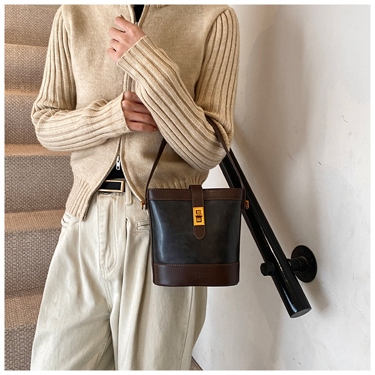 A retro color-blocking and textured hand-held bucket bag for women, a new 2024 trendy and fashionable small bag, a crossbody bag undefined