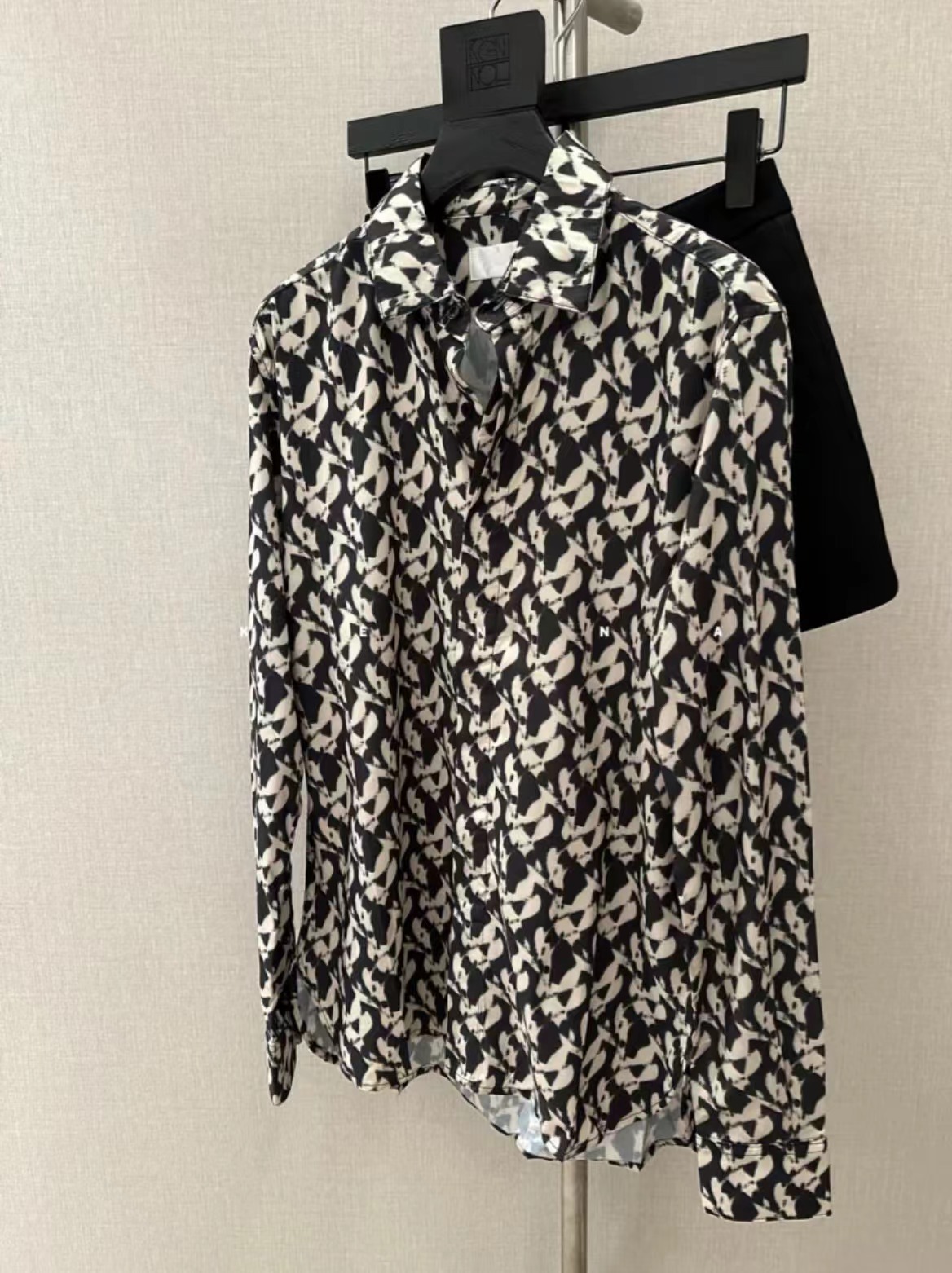 2024 otoño nuevo nicho de diseño novio camisa de estilo de mujer estilo de Hong Kong retro CHIC impresión de mujer camisa de manga larga