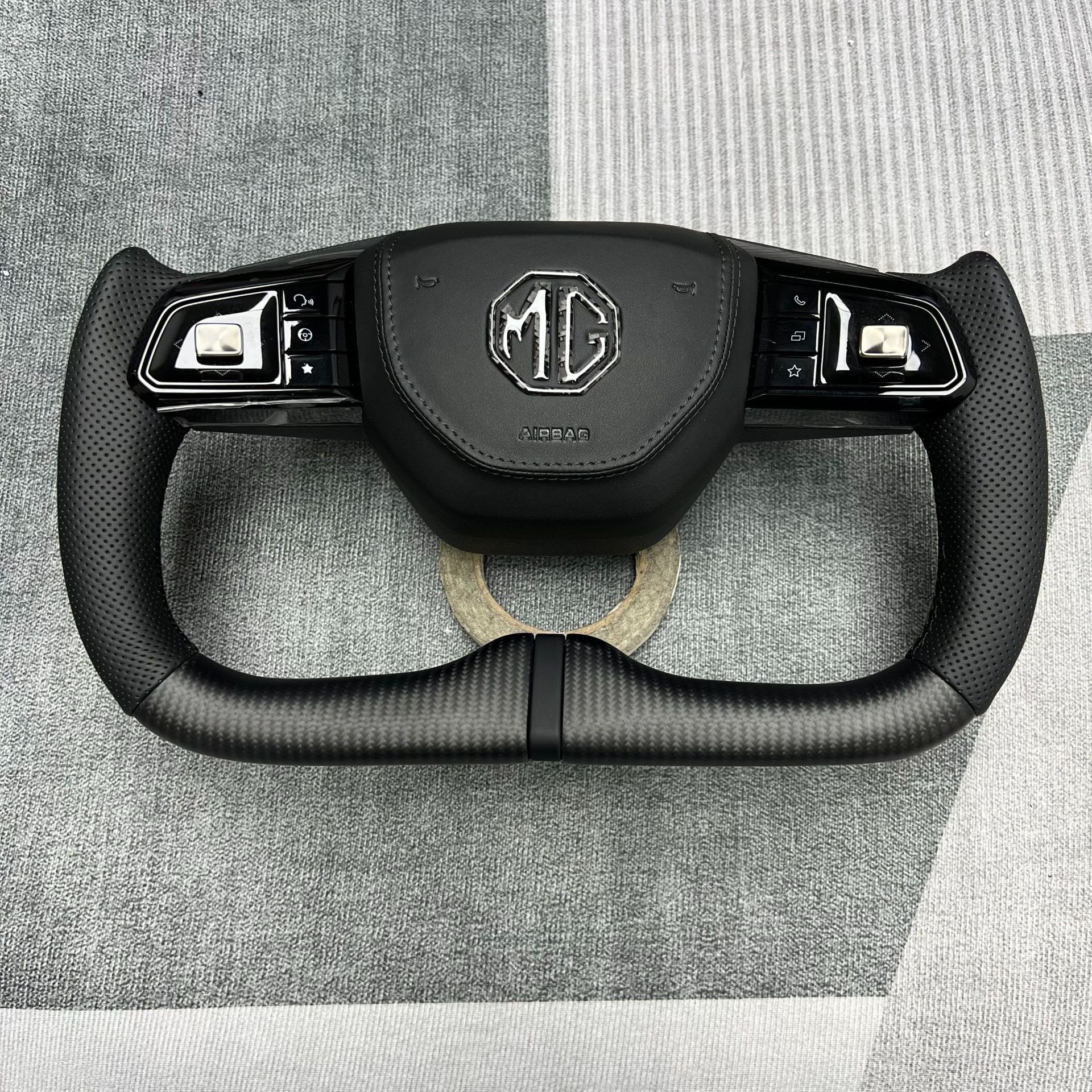 Custom Carbon Fiber Steering Wheel from the Source Manufacturer, Suitable for Modification and Processing of Roewe Mg Car Steering Wheels