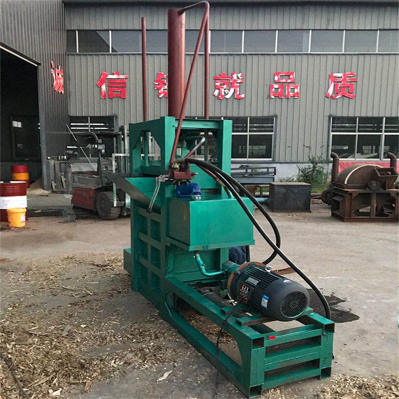 玉米秸秆压块装袋机 新疆自动青贮液压套袋打包机 刨花压块机现货