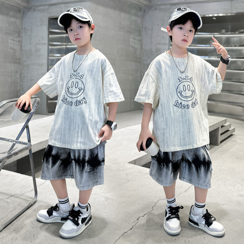 7249 Traje de camiseta sonriente para niños Cool guapo niño manga corta moda verano 2025 nuevo traje de dos piezas de la calle frita de verano 3