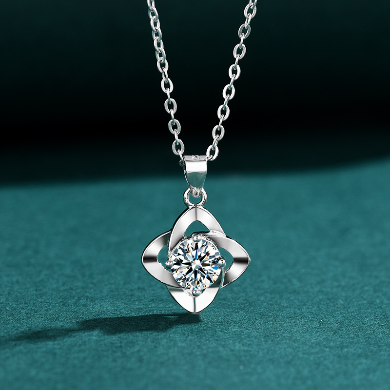 Funkelnde simulierte Moissanite-Kleeblatt-Halskette für Damen mit Schleifenanhänger, lichtechte Schlüsselbeinkette für das Leben_voghion.com