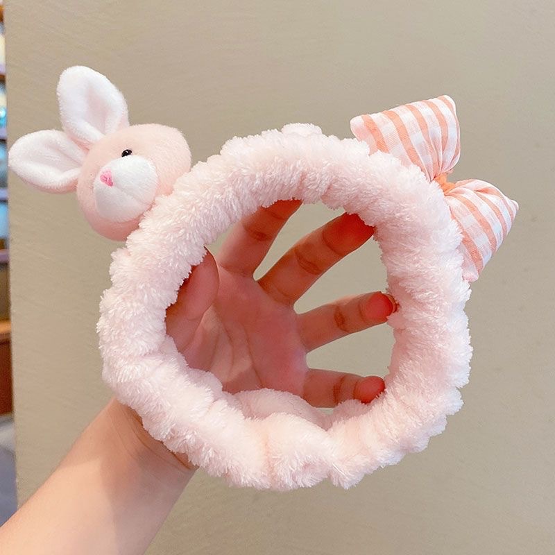 顔を洗って髪を洗って新型の少女の韓国の化粧をつけてマスクの専用のカチューシャをつけます。