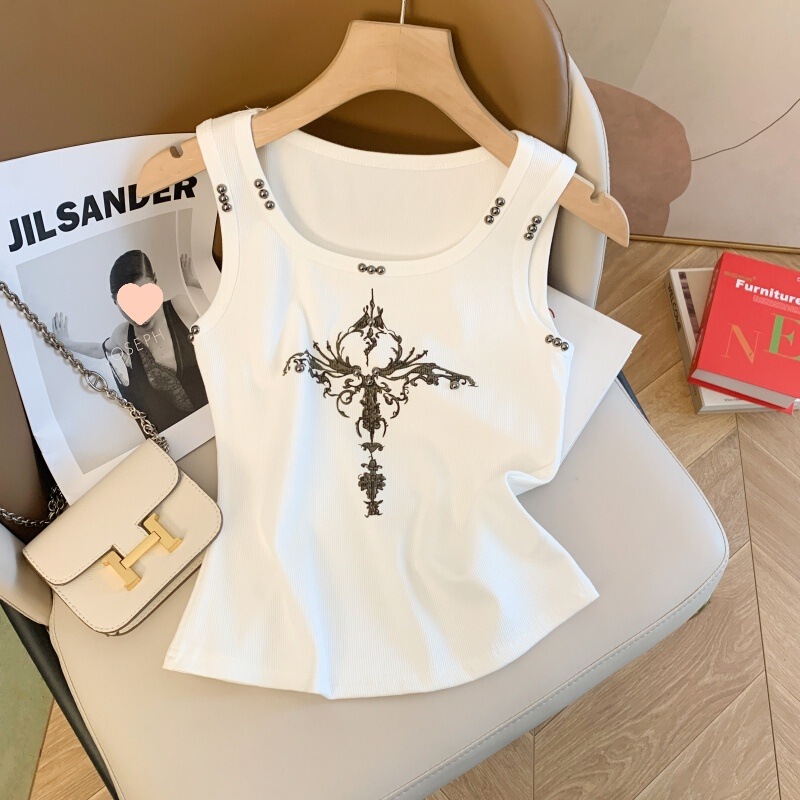 Real Shot of a Beaded Trendy Biker-Style Slim-Fit Vintage Harajuku-Style American Street Style Camisole T-Shirt for Women in White