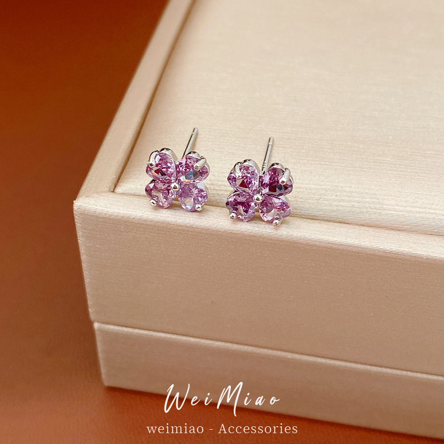 Agujas de plata zircon flores de hierba afortunada simple estilo de viaje versátil pendientes ligeros de lujo alta sensación de auriculares al por mayor