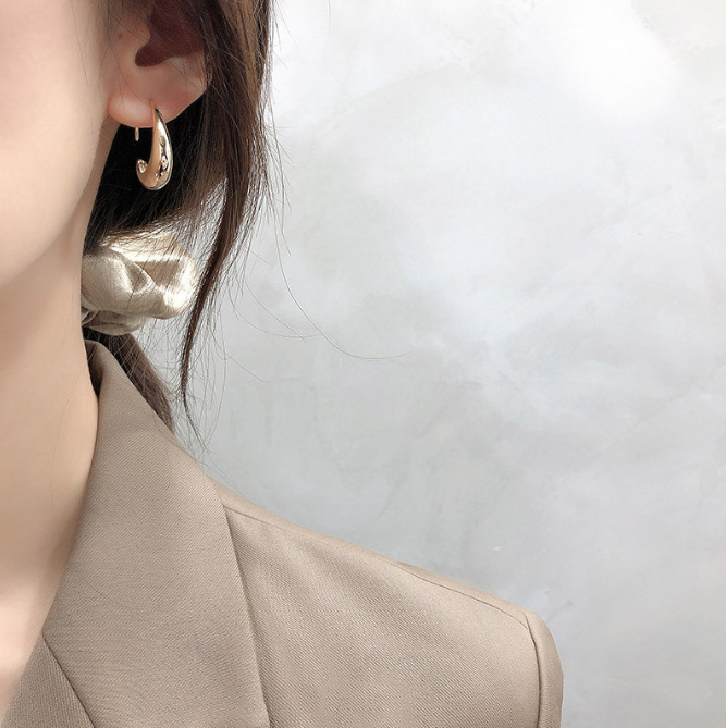 Europa y los Estados Unidos irregulares pendientes en forma de C instiles estilo de moda simple pernos de orejas femeninos versátiles de alta calidad ligeros pernos de orejas de lujo
