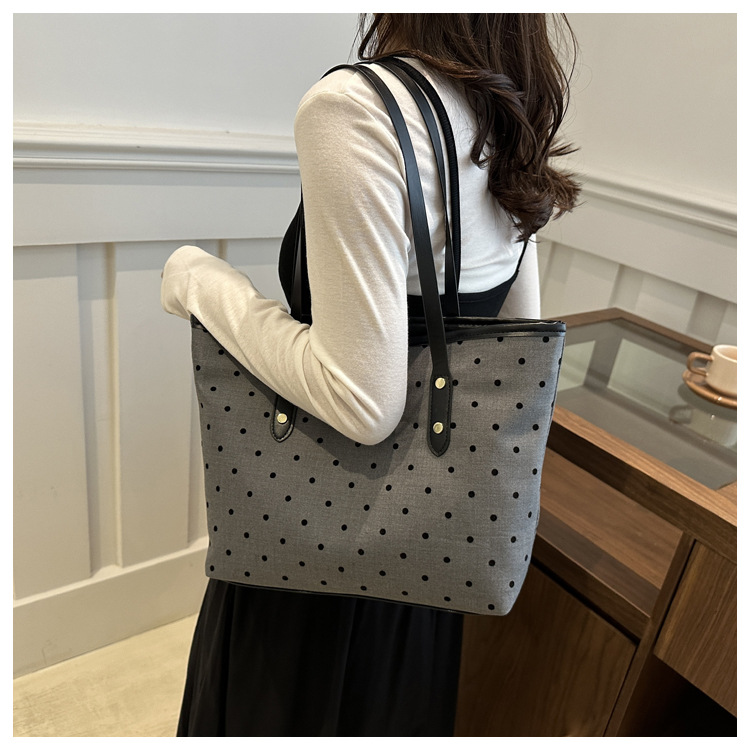 The 2024 new Korean-style tote bag with a college style is stylish, elegant and beautiful. It is a large-capacity single-shoulder and underarm commuter handbag undefined