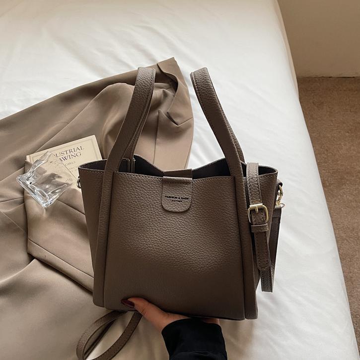 Comercio exterior ocio retro bolso de cubo de mano 2025 nuevo versátil simple bolso de hombro de alta calidad textura mochila