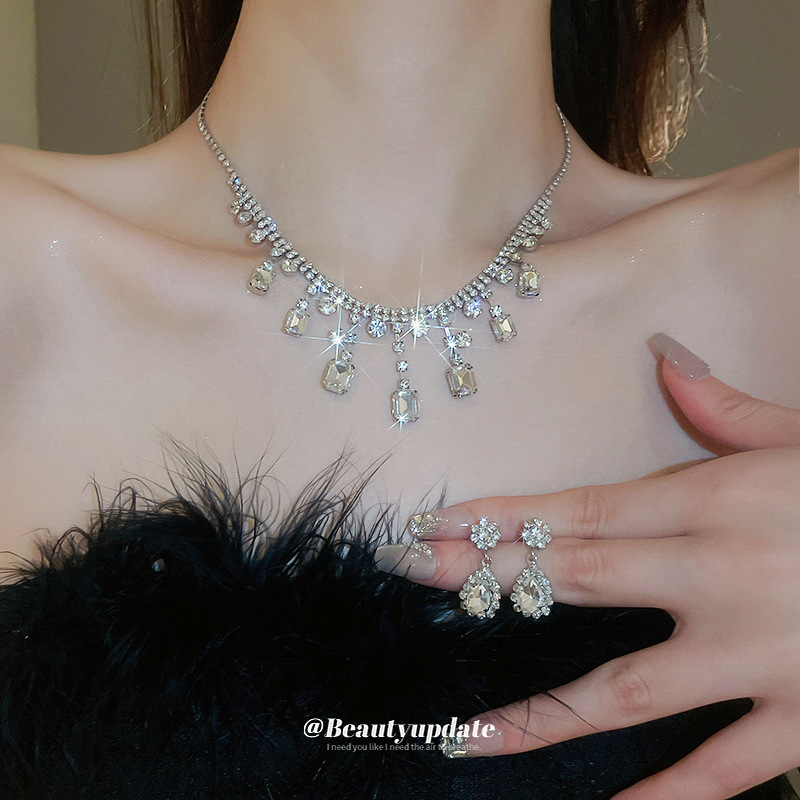 Conjunto de pendientes de collar de flecos cuadrados con diamantes transfronterizos Moda retro Cadena de clavícula de lujo ligero Joyas de nicho de alta gama
