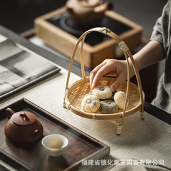 囲炉裏のお菓子を皿に並べて、中国式のお茶を皿にします。