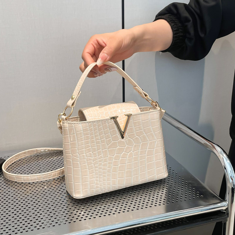 Crocodile Pattern Bucket Crossbody Middle-aged Large Simple Trendy Handbag 2025 New Versatile Bag For Women_voghion.com