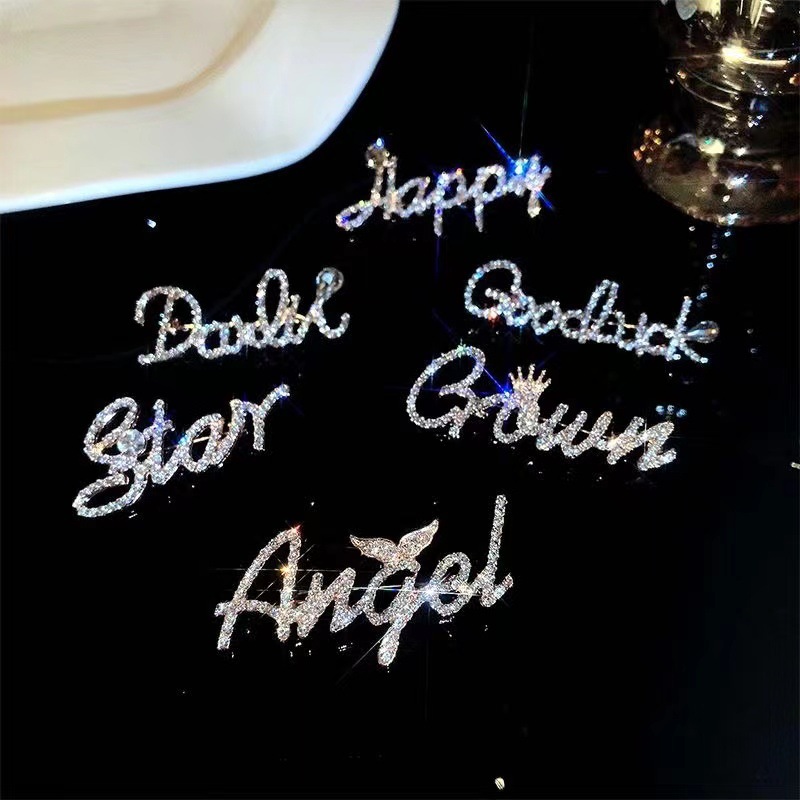 High-End Elegant Sparkling Diamond English Letter Brooch for Women, Exquisite Anti-Exposure Popular Corsage Ins Versatile Clothing Accessories