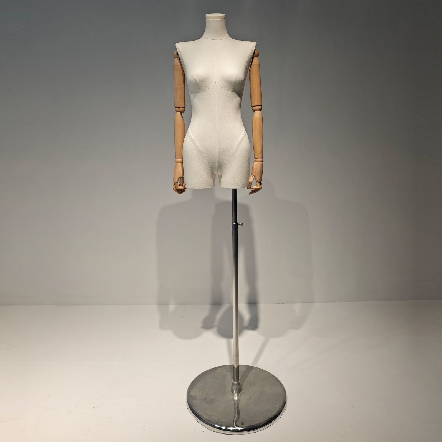 Un hombro plano con piernas divididas, cuerpo completo de tela, estante de exhibición de cuerpo humano, escaparate de tienda de ropa de mujer, exhibición de modelo de plataforma