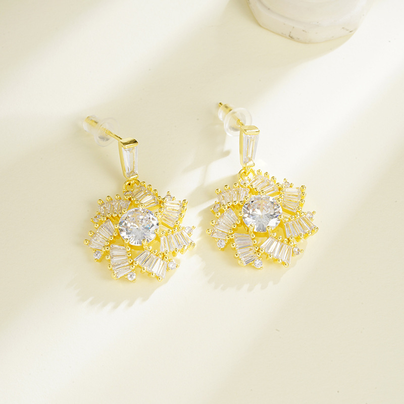 Fabricante de personalidad de pendientes de hielo de lujo ligero fuente de zircón helado fresco forma de copo de nieve joyas pendientes al por mayor