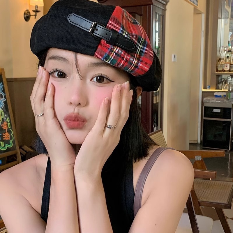 格子縞はベレー帽の女性英倫の復古的な顔をつなぎ合わせます。|undefined