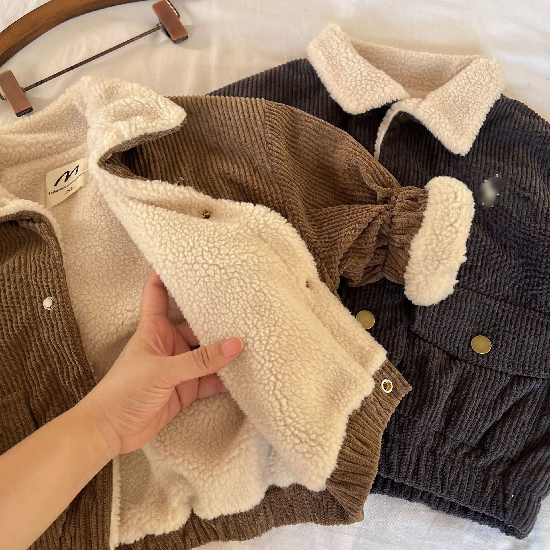 Abrigo de algodón grueso para niños, otoño e invierno, nuevos productos para niños y niñas, tiras de pozo y chaqueta de algodón de terciopelo, chaqueta de solapa bordada para bebés