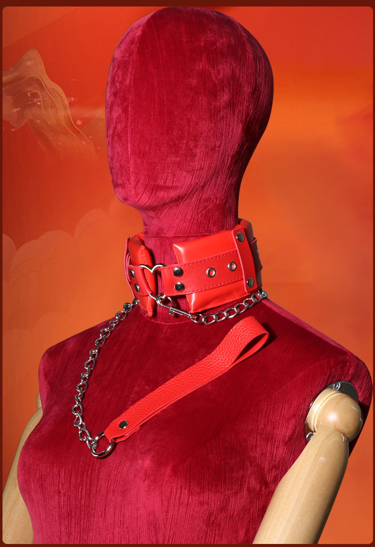 Soft-Faced Bondage Collar and Bed Restraint Set with Metal Clips, Red — detail image 24