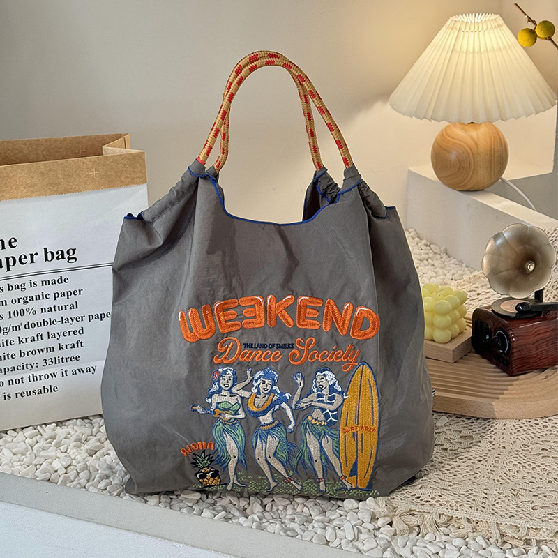 厳選ネット赤同項日系ボールチェーン刺繍レジ袋女性ファッション小衆大容量シングルバッグ潮