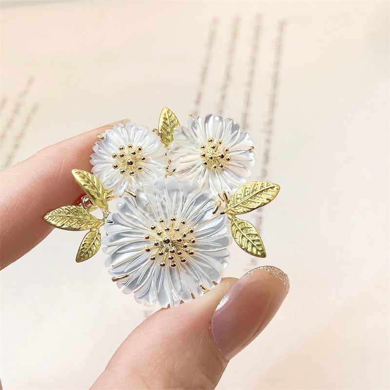 Natural fritillary Daisy broche de alta gama de Mujeres de otoño e invierno elegante anti-exposición nicho diseño ramillete traje chaqueta Accesorios