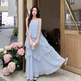 蓝色蕾丝层层蛋糕吊带连衣裙女2026夏季新款细肩带宽松大摆仙女裙