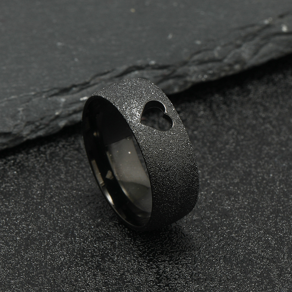 Cruz-frontera estilo europeo y americano creativo joyería de acero inoxidable corte corazón hueco ECG esmerilado titanio anillo de acero fabricante