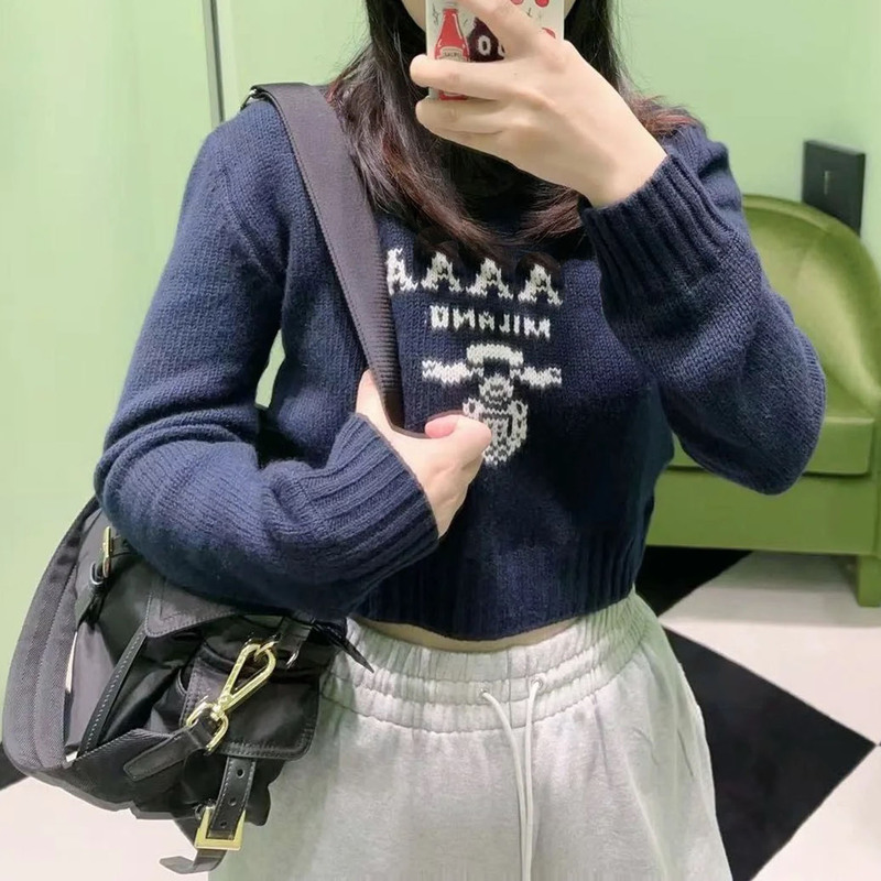 Nanyou P Home 26 Autumn/Winter New Wool Blend Short Navy Blue Crew Neck Knit Sweater with Letter Jacquard Pattern Nanyou P Home 26 Autumn/Winter New Wool Blend Short Navy Blue Crew Neck Knit Sweater with Letter Jacquard Pattern