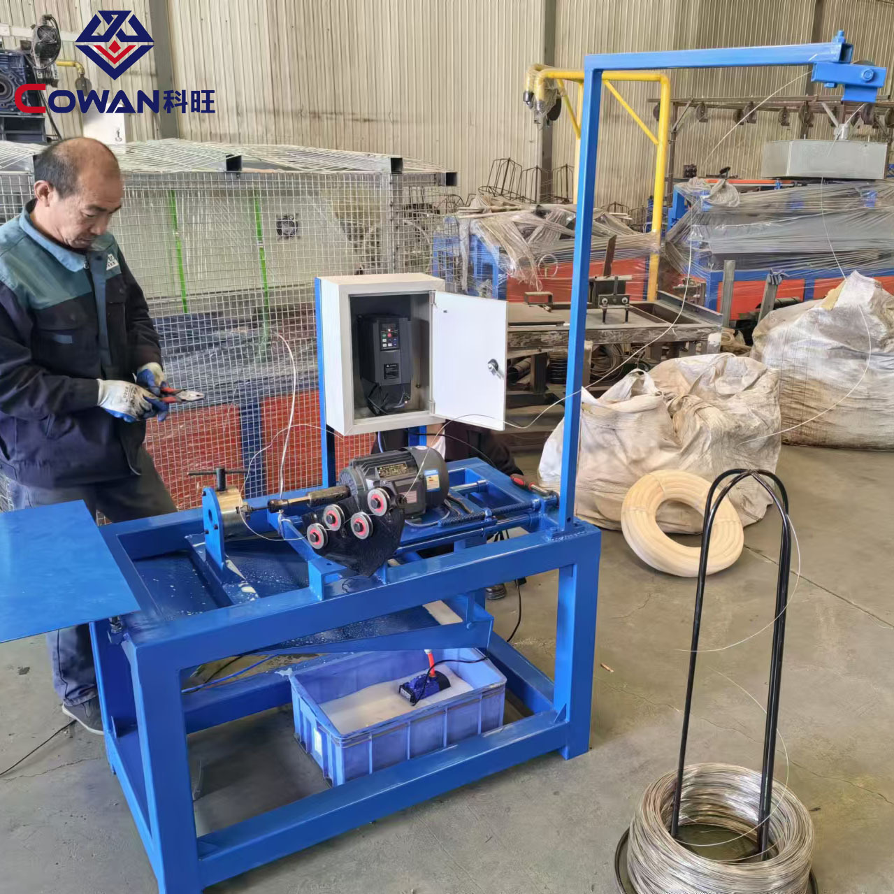 Los fabricantes suministran máquina de tejer de malla decorativa máquina de malla de alambre de pequeño orificio máquina de malla de diamante pequeña