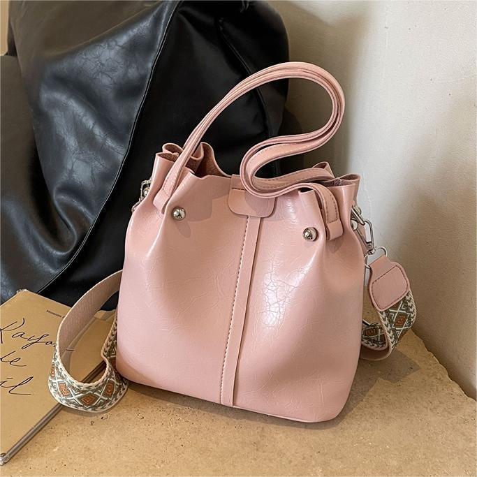 Bolso de moda coreano para mujeres 2024 verano nuevo bolso de hombro casual versátil nicho bolso de cubo de moda