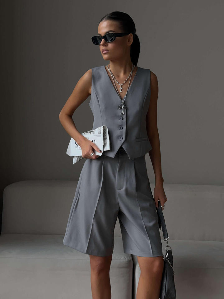 Bộ vest nữ áo gile cổ V cài khuy một hàng kèm quần short ống thẳng — Màu trắng, Màu xám, Màu đen (thêm mới) chi tiết 9