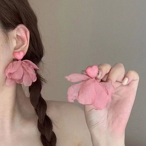 Sweet pink heart-shaped chiffon petal earrings suitable for round faces, slimming and unique design, high-end earring