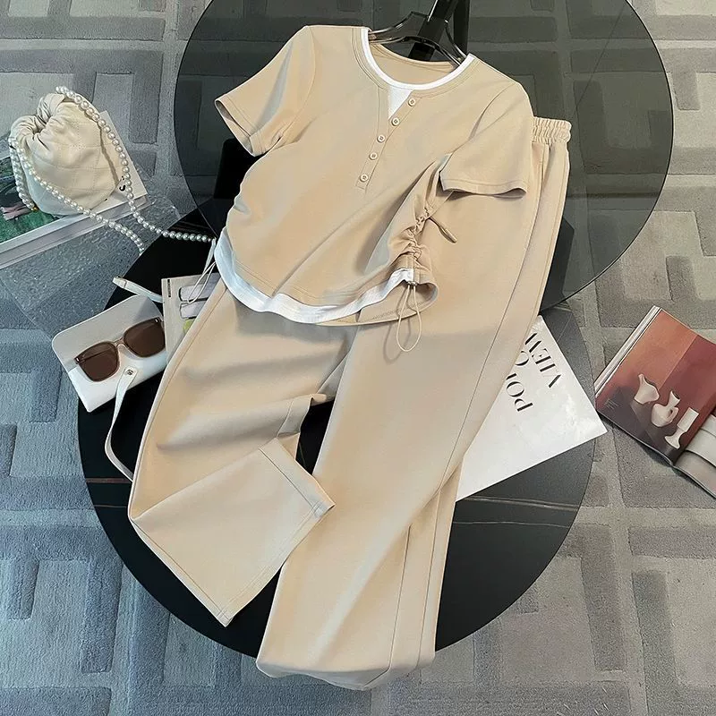 Летний спортивный костюм для женщин 2025 года, молодежный, с имитацией двухслойного воротника, короткими рукавами и широкими брюками, модный комплект из двух предметов